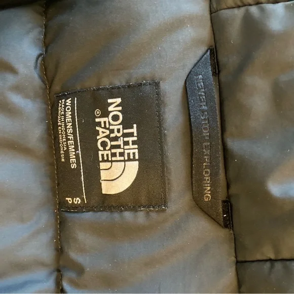 The North Face Coat- super warm, fun BMW logo embroidered, size small - Picture 9 of 11